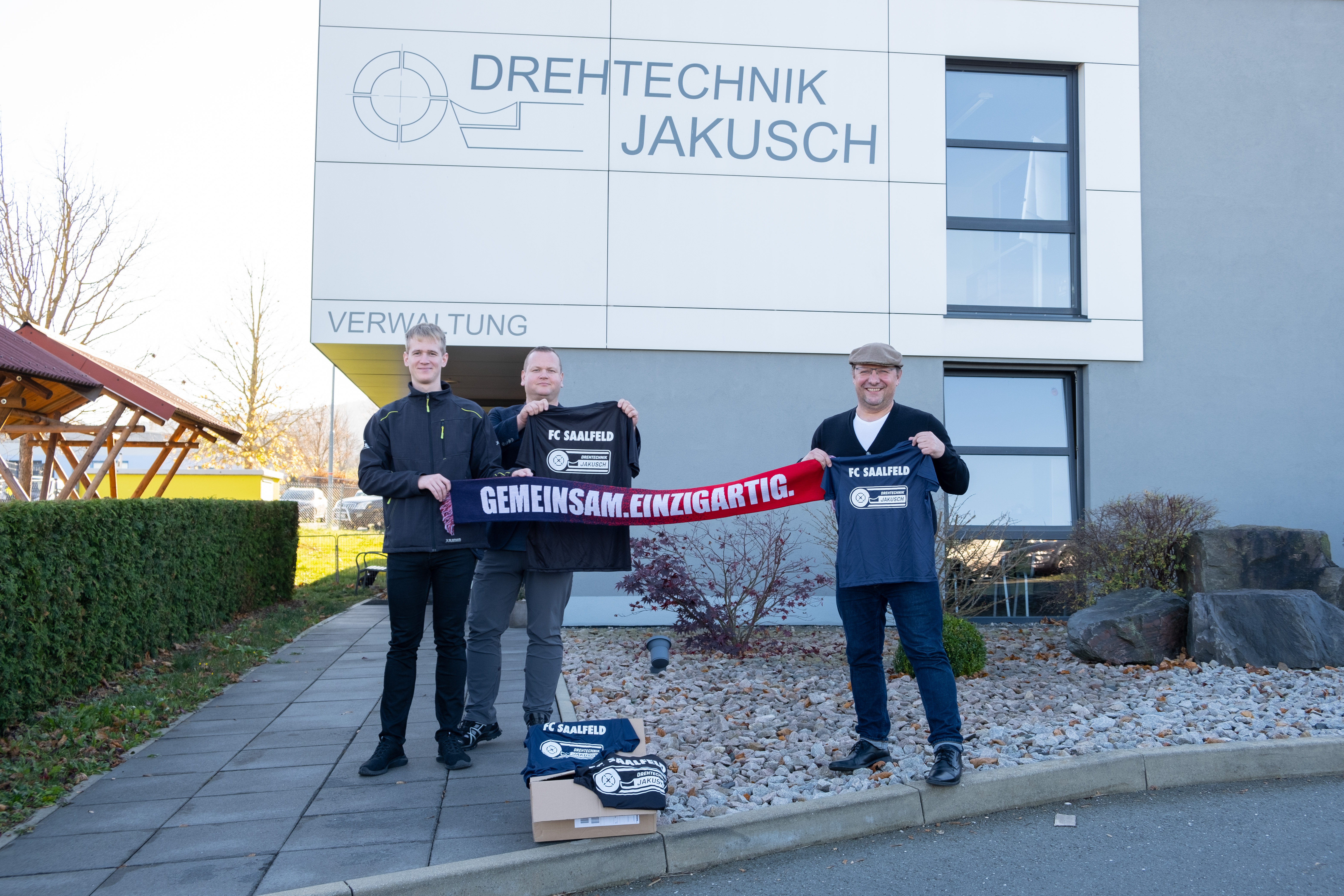 T-Shirt Übergabe bei Drehtechnik Jakusch