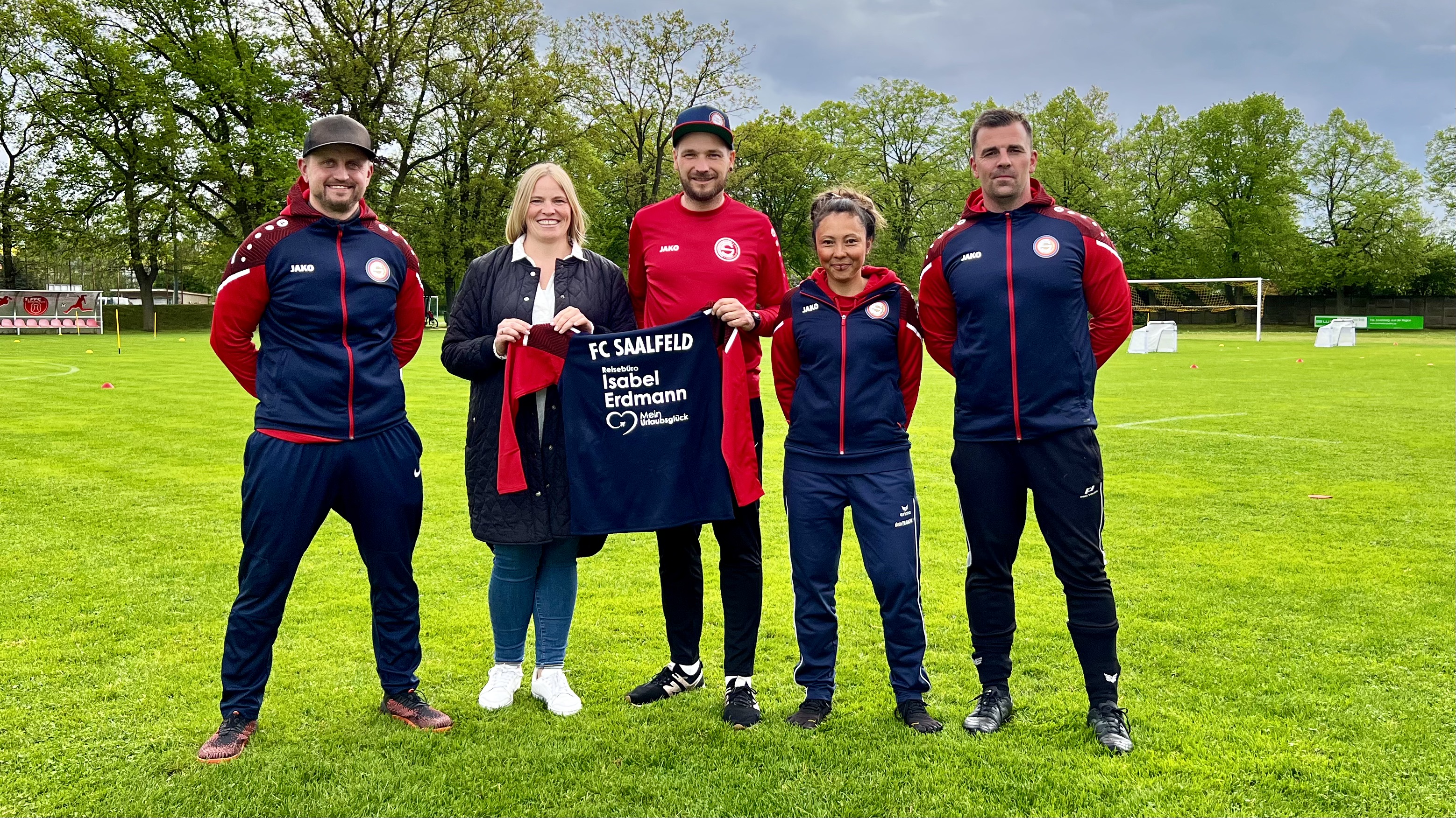 Neue Trainingsjacken für das Trainerteam unserer 2015er F-Junioren 